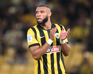 Αποθεώνουν τον Μουκουντί στο Καμερούν: «Είναι αδιαπέραστος τοίχος»