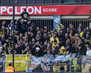 Διασώστες σπεύδουν σε οπαδό της ΑΕΚ με σοβαρό πρόβλημα υγείας