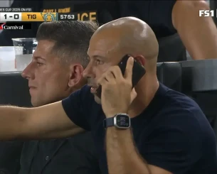 «Επιτρέπεται αυτό;» - Ο Μασεράνο αποβλήθηκε και έδινε οδηγίες με το κινητό του από τις εξέδρες (video)