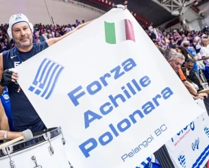 Οι «Πελαργοί» επισκέφθηκαν την ομάδα της Ιταλίας με το πλακάτ στήριξης προς τον Ακίλε Πολονάρα