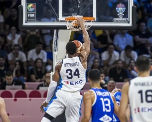 Ο Γιάννης περπατάει και... στον αέρα στο EuroBasket 2025 (video) Ο Γιάννης περπατάει και... στον αέρα στο EuroBasket 2025 (video)