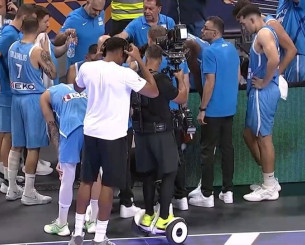 Επική στιγμή: Ο Γιάννης «έκλεψε» τα ακουστικά του cameraman της ΕΡΤ... κάτω από την μύτη του (video)