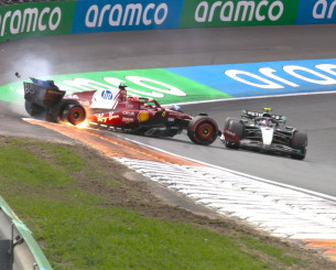 Η στιγμή που η Ferrari χάνει και τους δυο οδηγούς της στην ίδια στροφή (vid)