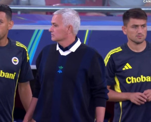 Viral ο Μουρίνιο - Η κομψή μπλούζα που έγινε ανάρπαστη μέσα σε λίγες ώρες