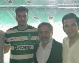 Ο Ιωαννίδης αγκαλιά με τους μάνατζέρ του, Τζόρτζεβιτς και Νινιάδη μετά την μεταγραφή του
