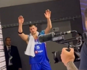 Με τα χέρια ψηλά ο Γιόκιτς απέφυγε δεκάδες ερωτήσεις δημοσιογράφων (video)