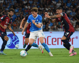 Λύτρωση στο φινάλε για τη Νάπολι κόντρα στην Κάλιαρι - Εκτός έδρας τρίποντο για τη Ρόμα