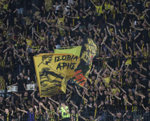 Τρομερή σκηνή: Οπαδοί του Άρη σκαρφάλωσαν στα κάγκελα για να κεράσουν μπύρες τους οπαδούς του Παναιτωλικού (video)