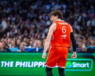 Ankle breaker και απίστευτο τρίποντο από τον Τζέντι Οσμάν (video) Ankle breaker και απίστευτο τρίποντο από τον Τζέντι Οσμάν (video)