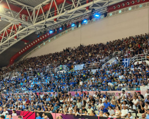 Πάντα δίπλα στο πλευρό της Εθνικής: Εκπληκτική ατμόσφαιρα στο «Σπύρος Κυπριανού» για τη γαλανόλευκη