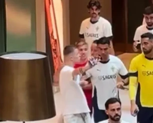 Σάλος με τον Κριστιάνο Ρονάλντο στην Πορτογαλία - Εσπρωξε οπαδό που ήθελε να βγει selfie μαζί του (video) Σάλος με τον Κριστιάνο Ρονάλντο στην Πορτογαλία - Εσπρωξε οπαδό που ήθελε να βγει selfie μαζί του (video)
