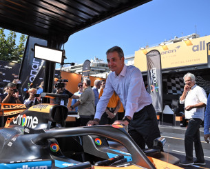 Το μονοθέσιο της McLaren τράβηξε το ενδιαφέρον του Μητσοτάκη: «Εγώ αν μπω εδώ δεν θα ξαναβγώ ε;» (video)