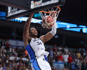 Ο Αντετοκούνμπο ολοκλήρωσε το ελληνικό «πάρτι» με κάρφωμα και έβαλε... θαυμαστικό στην πρόκριση (video)