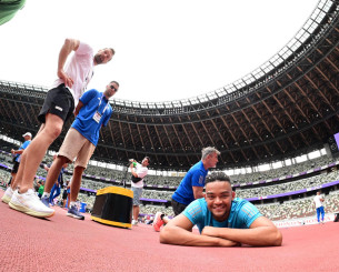 Απολαυστικός Καραλής στο Athletiko: «Ολη μέρα ράμεν τρώγαμε με τον Μίλτο, είναι σαν το σουβλάκι» (video) Απολαυστικός Καραλής στο Athletiko: «Ολη μέρα ράμεν τρώγαμε με τον Μίλτο, είναι σαν το σουβλάκι» (video)