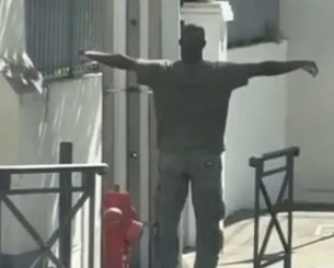 Πρώην διεθνής ποδοσφαιριστής σε ψυχιατρική κλινική - Τι έκανε έξω από δημοτικό σχολείο