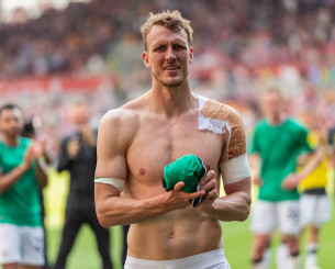 Η ανατριχιαστική ιστορία του Νταν Μπερν - Ο «γίγαντας» της Νιουκάστλ που παίζει χωρίς ένα δάχτυλο