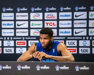 Αντετοκούνμπο: «Όταν κάνεις 12 εκατ. Έλληνες χαρούμενους είναι τεράστιο επίτευγμα» Αντετοκούνμπο: «Όταν κάνεις 12 εκατ. Έλληνες χαρούμενους είναι τεράστιο επίτευγμα»