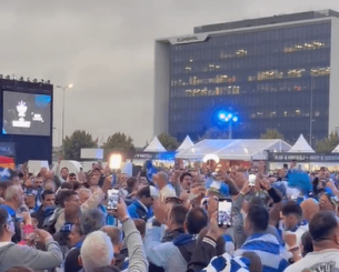 Ζεσταίνεται η ατμόσφαιρα στη Ρίγα: Εικόνες από Έλληνες φιλάθλους έξω από την Xiaomi Arena (video) Ζεσταίνεται η ατμόσφαιρα στη Ρίγα: Εικόνες από Έλληνες φιλάθλους έξω από την Xiaomi Arena (video)