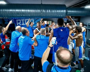 Το «μπουγέλο» στον Σπανούλη και το «θα είμαι πάντα φίλος σας» (video) Το «μπουγέλο» στον Σπανούλη και το «θα είμαι πάντα φίλος σας» (video)