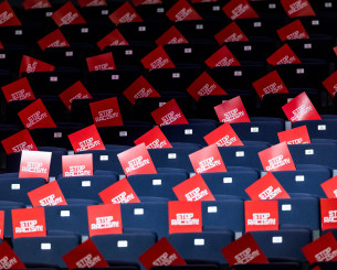 «Stop Racism»: Πλακάτ στήριξης στον Ντένις Σρέντερ από τους Φινλανδούς