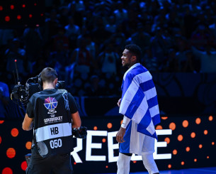 Έπρεπε να περάσουν 9 ματς για να δούμε τον Γιάννη Αντετοκούνμπο να χαμογελάει! Έπρεπε να περάσουν 9 ματς για να δούμε τον Γιάννη Αντετοκούνμπο να χαμογελάει!