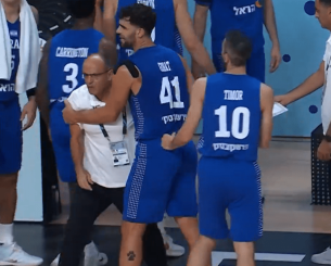 «Ντου» του προπονητή του Ισραήλ στους διαιτητές - Τον κρατούσαν οι παίκτες του
