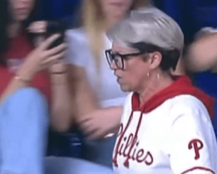 H «τρελή Κάρεν» είναι η πιο μισητή γυναίκα στο internet - H ενέργειά της στη διάρκεια ενός αγώνα προκάλεσε σάλο (και πολλά memes)