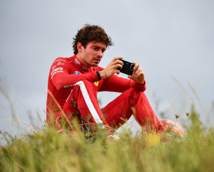 Τι πραγματικά κοιτούσε ο Σαρλ Λεκλέρ στο κινητό έπειτα από την απόσυρσή του από το Ολλανδικό GP