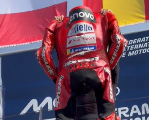 Ο Μαρκ Μάρκεθ πανηγύρισε τη νίκη του στο Moto GP αλά... Μέσι Ο Μαρκ Μάρκεθ πανηγύρισε τη νίκη του στο Moto GP αλά... Μέσι