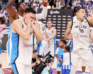 Απίστευτη η συγκίνηση του Κώστα Παπανικολάου - Φιλούσε το μετάλλιο (video) Απίστευτη η συγκίνηση του Κώστα Παπανικολάου - Φιλούσε το μετάλλιο (video)