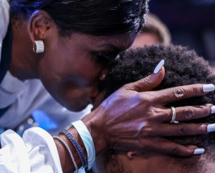 Η πιο συγκινητική φωτογραφία απ' όλες: Το φιλί της μάνας στον Αντετοκούνμπο Η πιο συγκινητική φωτογραφία απ' όλες: Το φιλί της μάνας στον Αντετοκούνμπο