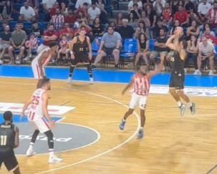 Το νικηφόρο τρίποντο του Μάικ Τζέιμς εναντίον του Ολυμπιακού στην Κύπρο (video) Το νικηφόρο τρίποντο του Μάικ Τζέιμς εναντίον του Ολυμπιακού στην Κύπρο (video)