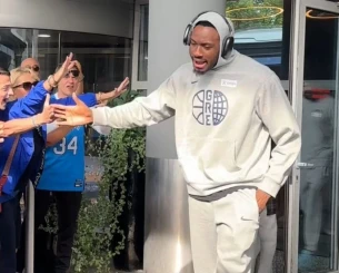 Το «πάμε» του Θανάση και η αποθέωση των φιλάθλων της Εθνικής στο ξενοδοχείο πριν από τον μικρό τελικό (video) Το «πάμε» του Θανάση και η αποθέωση των φιλάθλων της Εθνικής στο ξενοδοχείο πριν από τον μικρό τελικό (video)