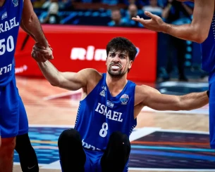 Μάτωσε στο κεφάλι ο Άβντιγια - Συγκρούστηκε με τον Σλούκα και πήγε για πρώτες βοήθειες