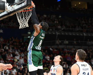 Το πρώτο καλάθι του Χολμς με τη φανέλα του Παναθηναϊκού (video)