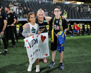 Η αποθέωση από τους οπαδούς της ΑΕΚ και η συγκίνηση για τον μικρό Μιχαήλ στην «OPAP Arena» (video)