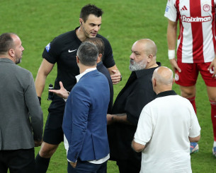 Πρόβλημα με το VAR στο Καραϊσκάκη: «Δεν ακούω τίποτα» έλεγε ο Κατσικογιάννης