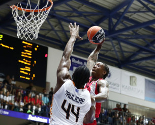 Το εντυπωσιακό tomahawk κάρφωμα του Λι στο... πρόσωπο του Πόλικαπ (video)