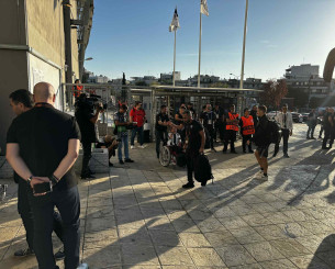 Η άφιξη του ΠΑΟΚ στην Τούμπα για το ματς με τη Μακάμπι - Συνάντηση με τον μικρό Γιαννάκη (video)