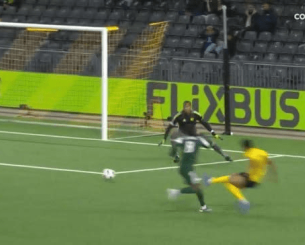 Απίστευτο λάθος του Λαφόν στο γκολ της Γιουνγκ Μπόις (video)