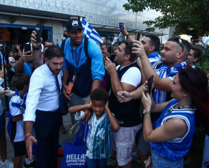 «Τρέλα» για τους Αντετοκούνμπο κατά την άφιξη της Εθνικής στην Αθήνα - Το βίντεο του Athletiko «Τρέλα» για τους Αντετοκούνμπο κατά την άφιξη της Εθνικής στην Αθήνα - Το βίντεο του Athletiko