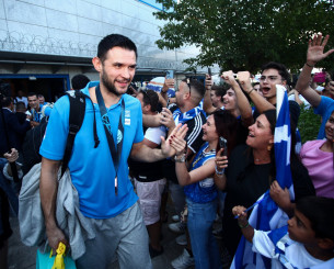 Υπό τους ήχους του Final Countdown η άφιξη της χάλκινης Εθνικής ομάδας (video) Υπό τους ήχους του Final Countdown η άφιξη της χάλκινης Εθνικής ομάδας (video)