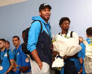 Χαμόγελα και συγκίνηση - Οι πρώτες εικόνες από την άφιξη της Εθνικής μας ομάδας στο «Ελ. Βενιζέλος» (photos) Χαμόγελα και συγκίνηση - Οι πρώτες εικόνες από την άφιξη της Εθνικής μας ομάδας στο «Ελ. Βενιζέλος» (photos)