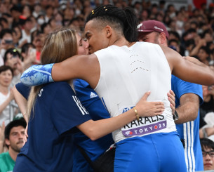 Στο πλευρό του Καραλή η σύντροφός του: Τα τρυφερά φιλιά και η πόζα με το μετάλλιο (photos) Στο πλευρό του Καραλή η σύντροφός του: Τα τρυφερά φιλιά και η πόζα με το μετάλλιο (photos)