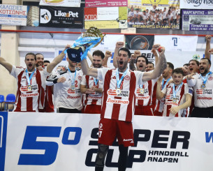 Η απονομή του τροπαίου του Σούπερ Καπ στον Ολυμπιακό (video) Η απονομή του τροπαίου του Σούπερ Καπ στον Ολυμπιακό (video)