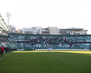 Συνθήματα κατά Αλαφούζου, Παπαδημητρίου και παικτών στο πρώτο ημίχρονο στην Λεωφόρο