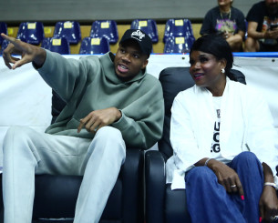 Στο Περιστέρι ο Γιάννης Αντετοκούνμπο και η μητέρα του Βερόνικα - Το βίντεο του Athletiko