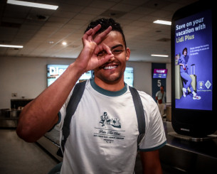 Έφτασε στην Αθήνα ο «ασημένιος» Καραλής: «Είμαι πολύ χαρούμενος - Στο μέλλον να καταφέρω όλους τους στόχους μου»