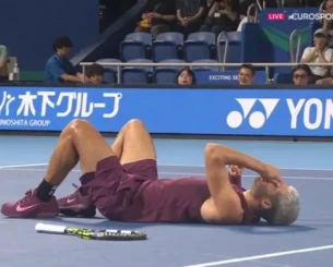 Ο Αλκαράθ γύρισε τον αστράγαλο του κόντρα στον Μπάεζ - Συνεχίζει με πόνους στο ματς (photos)