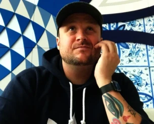 Είναι πρώην DJ, επιχειρηματίας τεχνολογίας και θέλει να «τινάξει» την μπάνκα στον αέρα με την εξαγορά της Τότεναμ